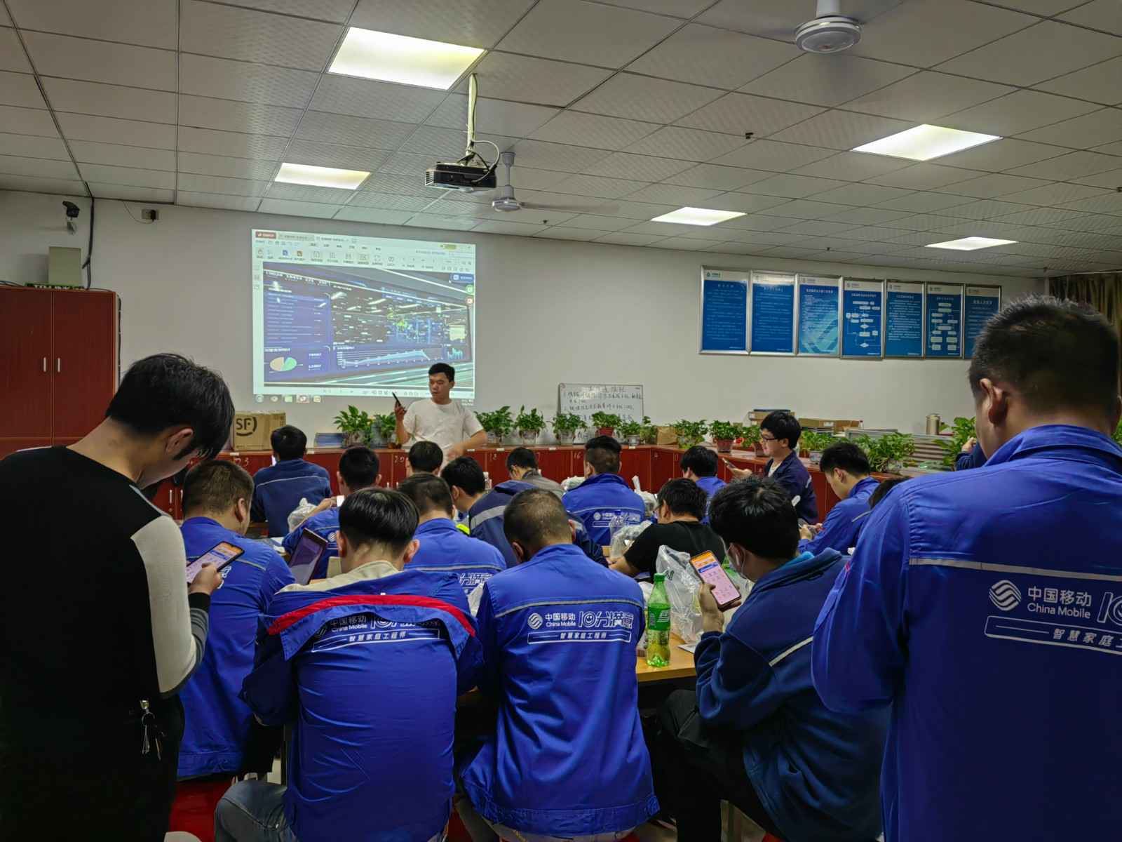 苏州潘博现代教育研究有限公司为中移铁通有限公司安全用电培训